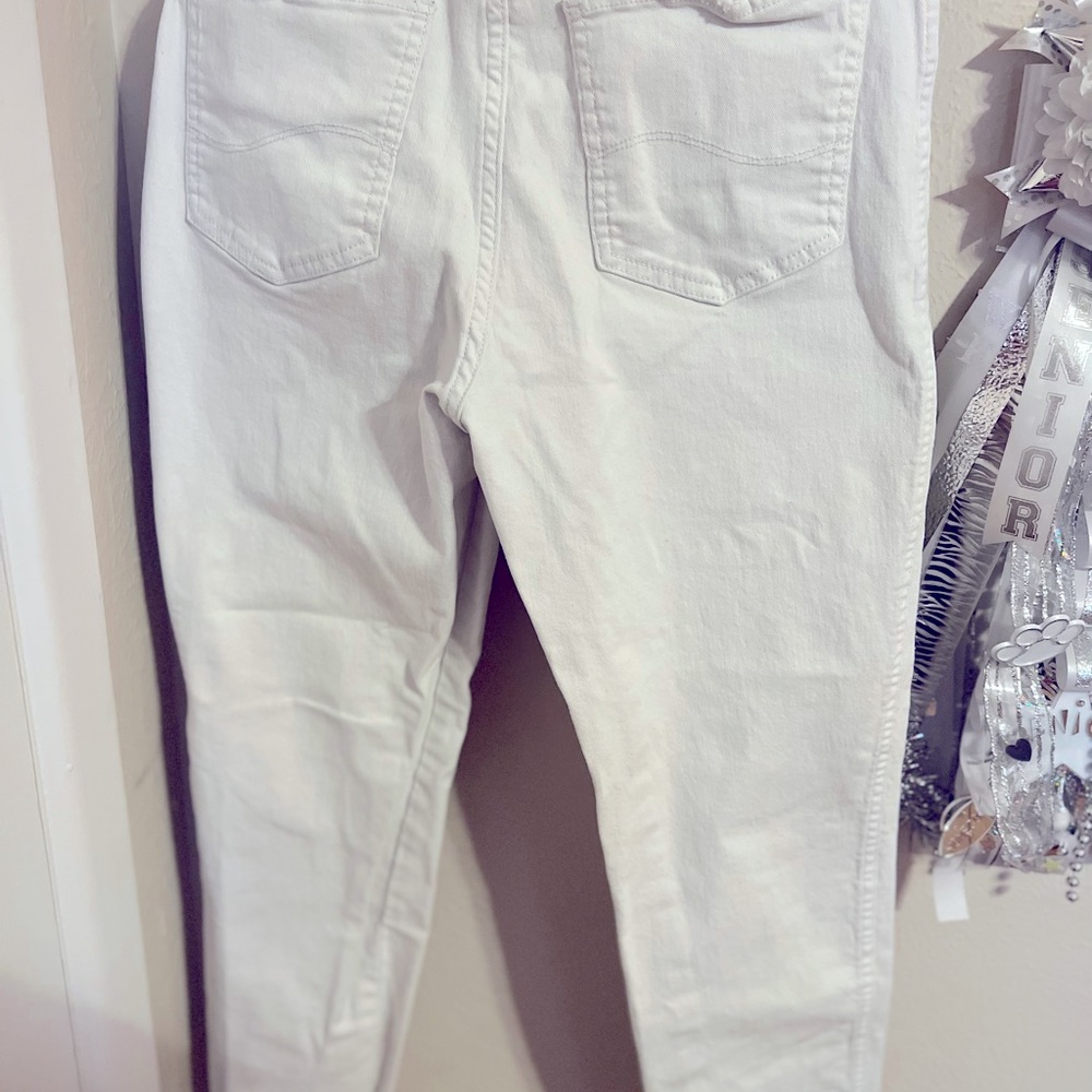 WHITE JEANS